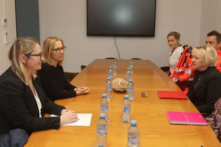 DELOVNI OBISK MINISTRICE ZA ZDRAVJE V ZD DR BOŽIDARJA LAVRIČA CERKNICA 08 FOTO LJUBO VUKELIČ